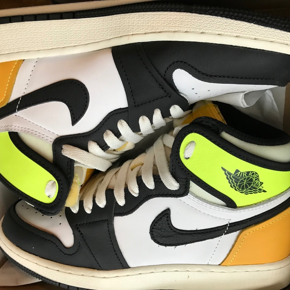 Jordan 1 Retro High White Black Volt University Gold (GS)